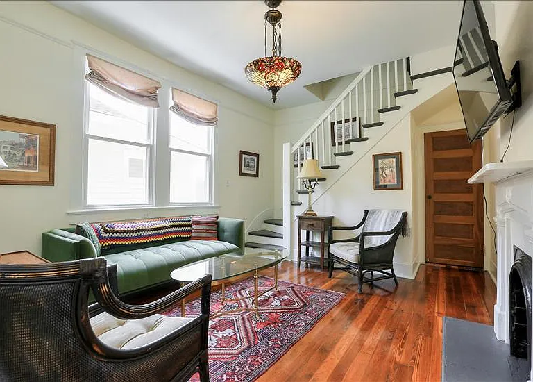 Living room with TV (Netflix, Amazon Prime)