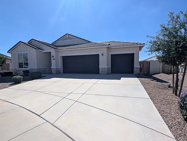 4 bed, 2228 sqft, $2,200 — Photo 2