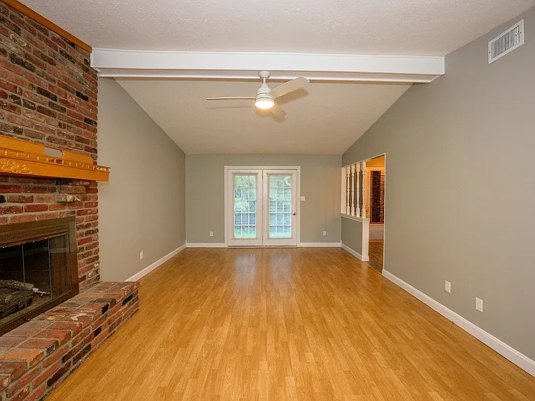 226 Carey Ln — Photo 3