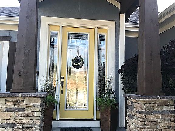 Welcome with 9' entry door