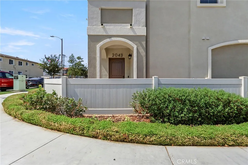 2 bed, 2.5 bath, 1029 sqft, $3,750 — Photo 2