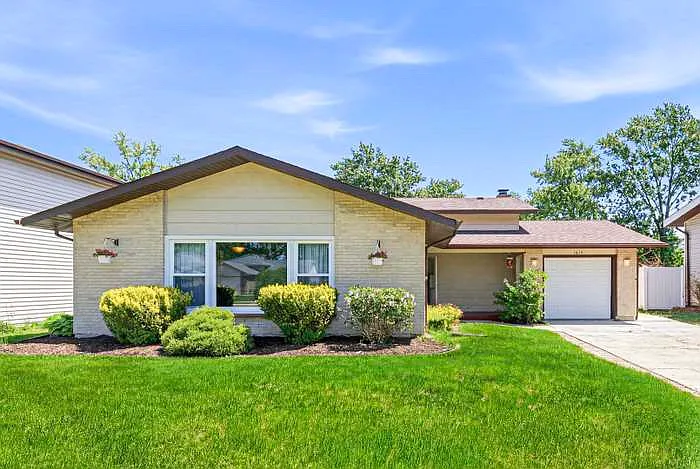 1073 S Finley Rd — Photo 2