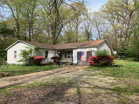 2nd image of 900 Oakwood Dr