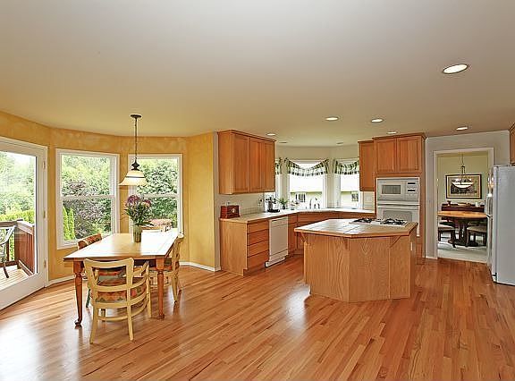 Breakfast nook, island kitchen, newly ref. floors