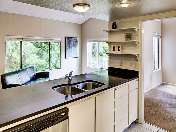 3rd image of 4607 NE 203rd Ct