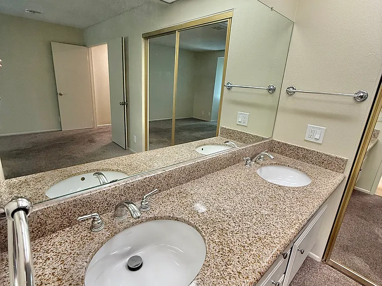 1360 Oxford Ave #5 — Photo 16