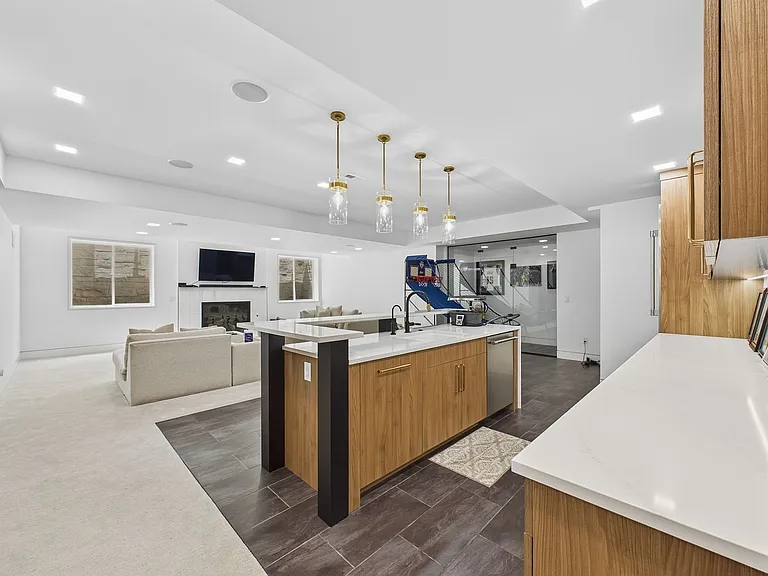 155 N Southmoor Dr — Photo 32