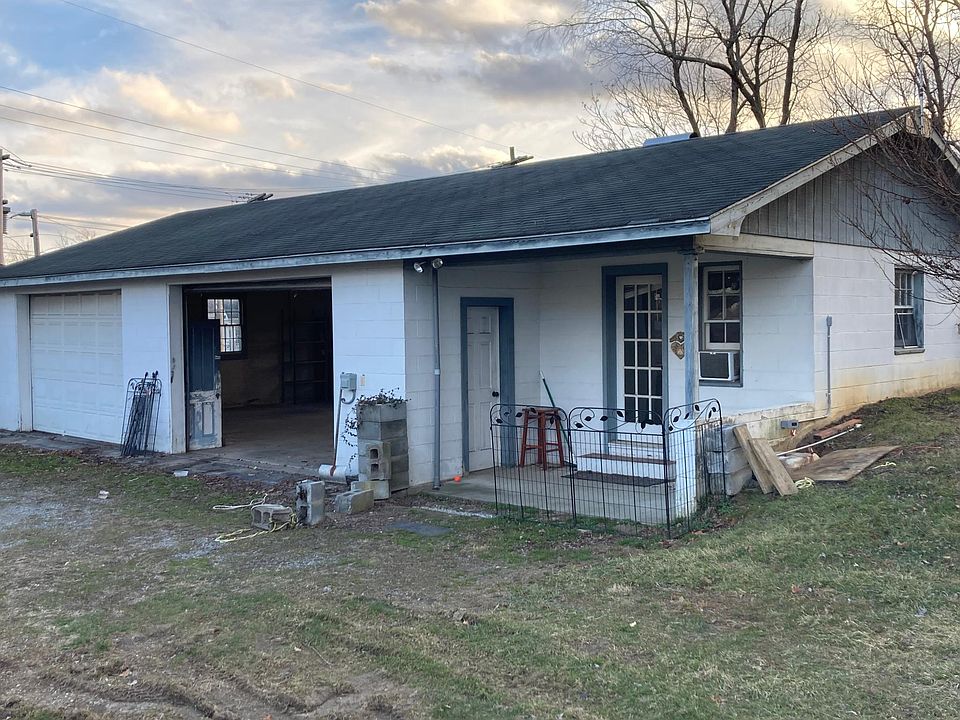 Studio Apartment and attached 3 car garage