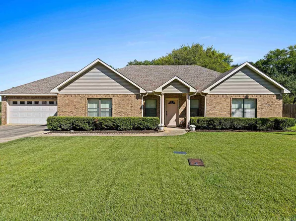 1109 Leach St, Kilgore, TX 75662