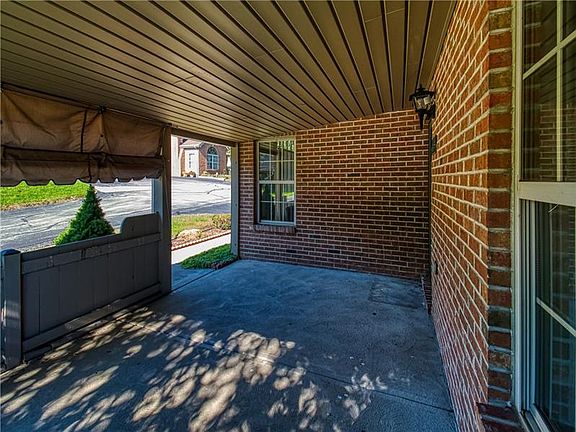 3rd image of 1489 Greenbriar Dr