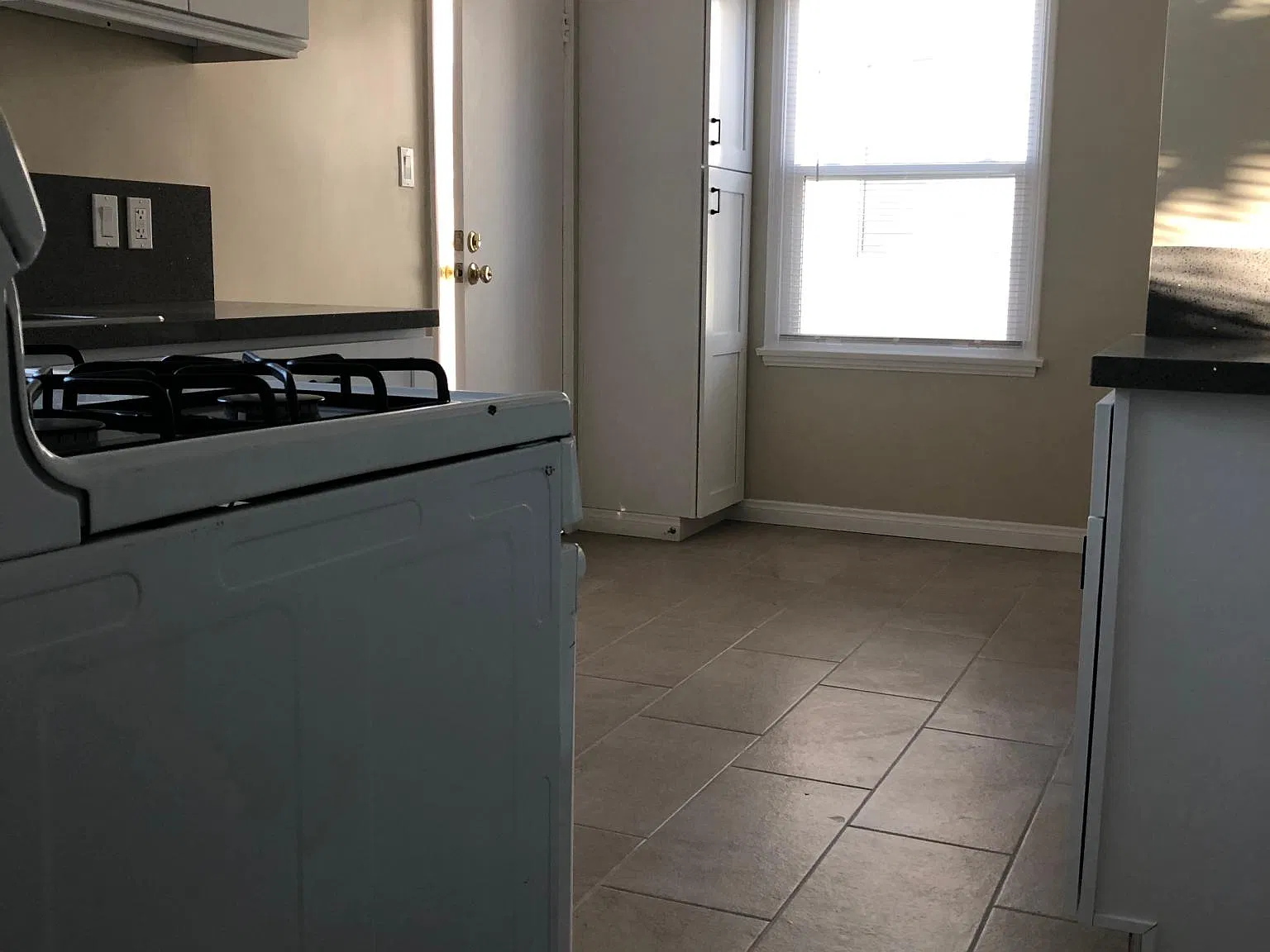 2 bed, 900 sqft, $2,425 — Photo 3