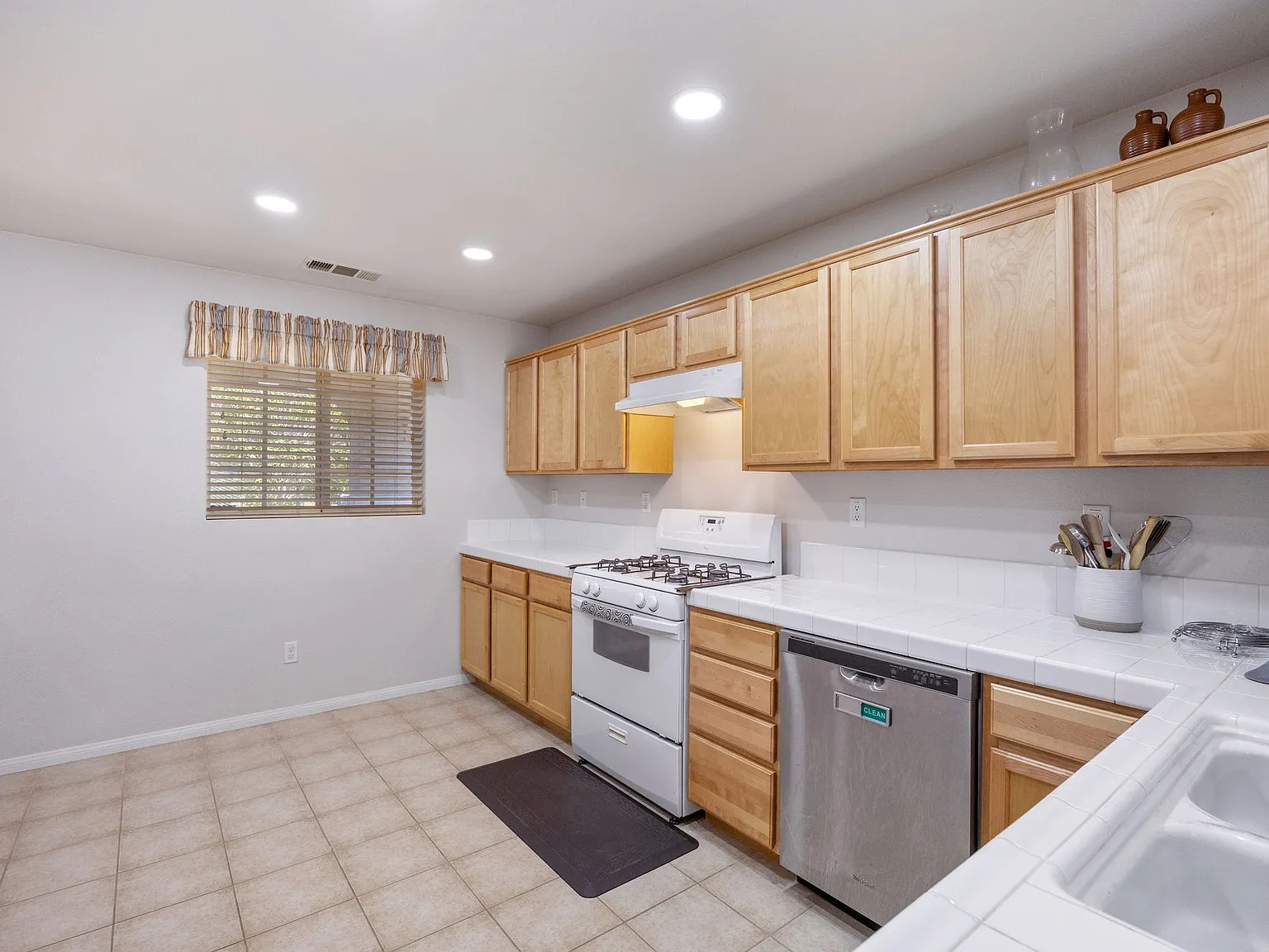 3 bed, 1853 sqft, $2,900 — Photo 3