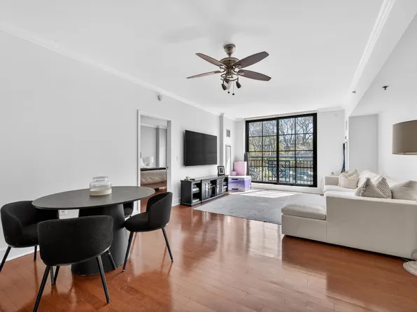 1025 Maxwell Lane image 1 of 30