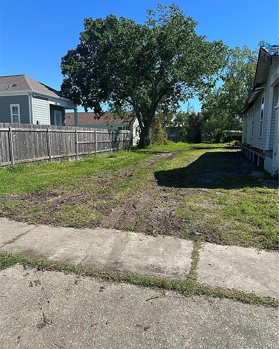 2nd image of 1015 Derbigny St