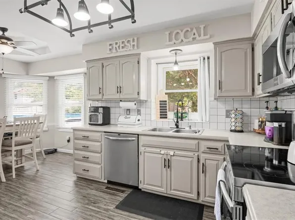 18400 E Arrowhead Ln, Independence, MO 64056