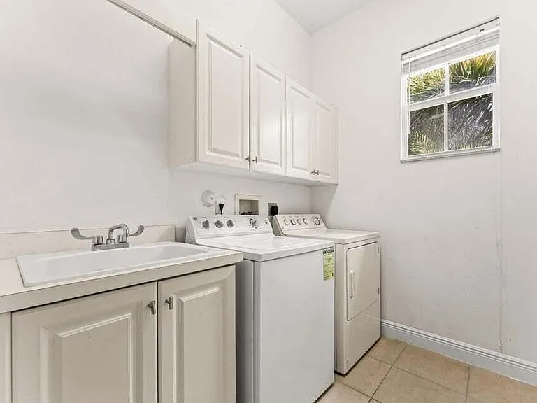 210 NE 69th Cir — Photo 21