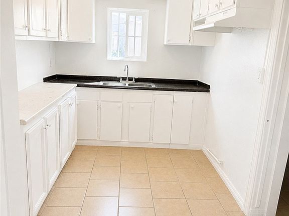 4th image of 4057 Fort Dr