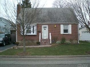 3 Clinton St, Hicksville, NY 11801