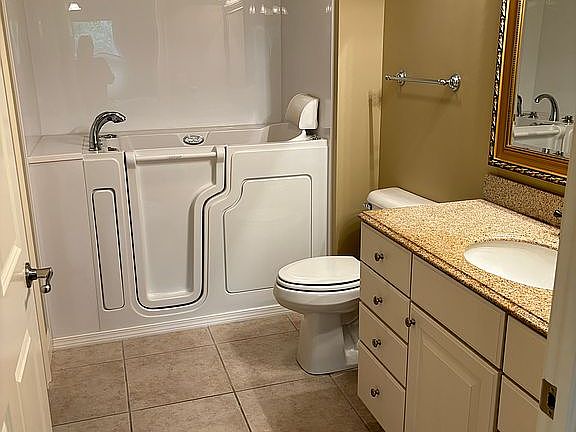 Master bathroom w/Safe Step 