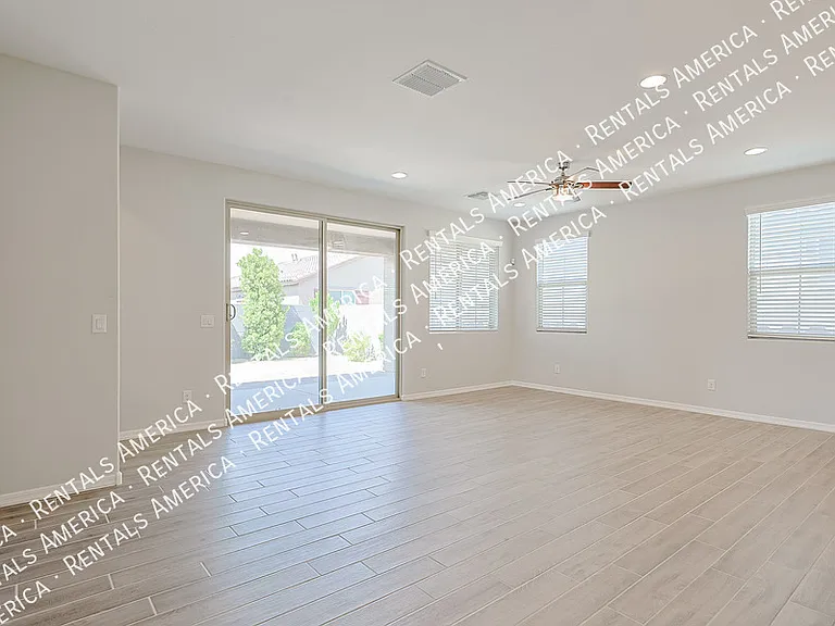 10218 W Piccadilly Rd — Photo 8
