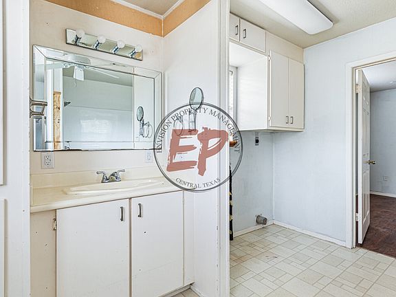 2nd image of 107 W Commerce St #1