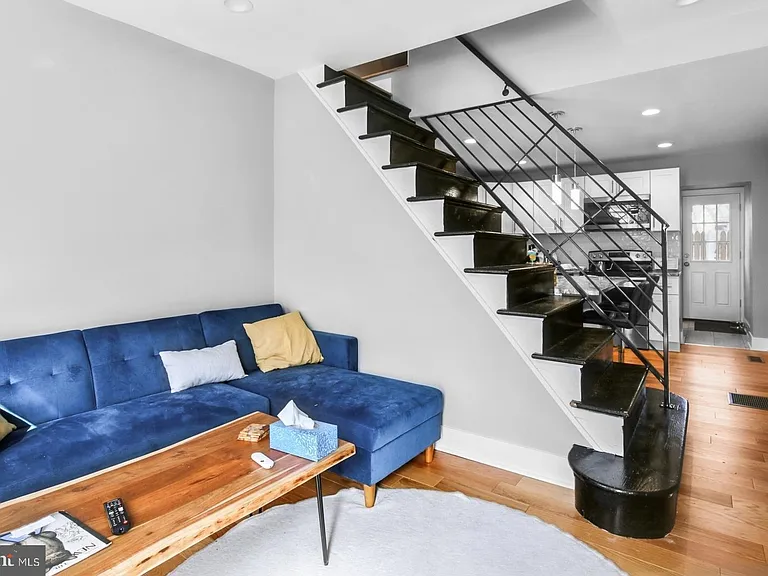 441 E Flora St — Photo 2