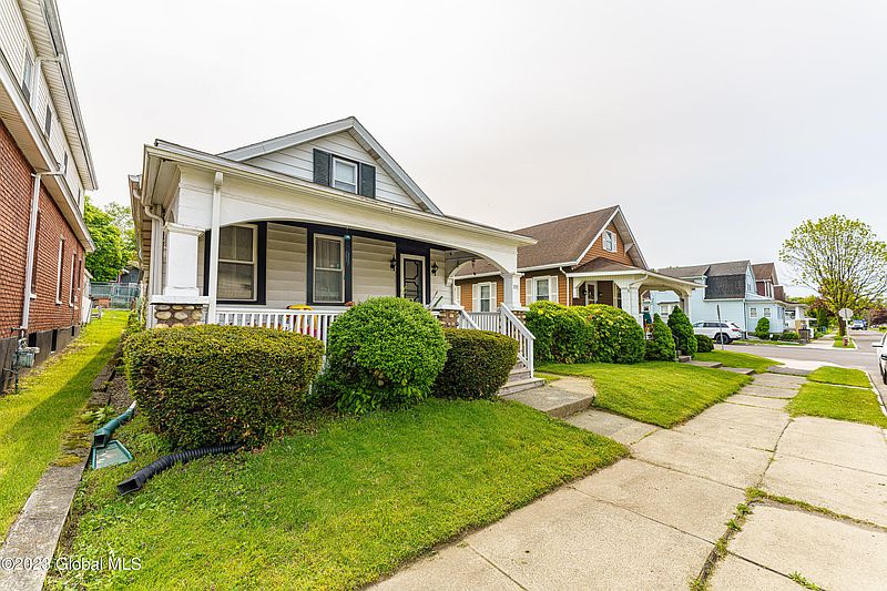 2nd image of 890 6th Avenue