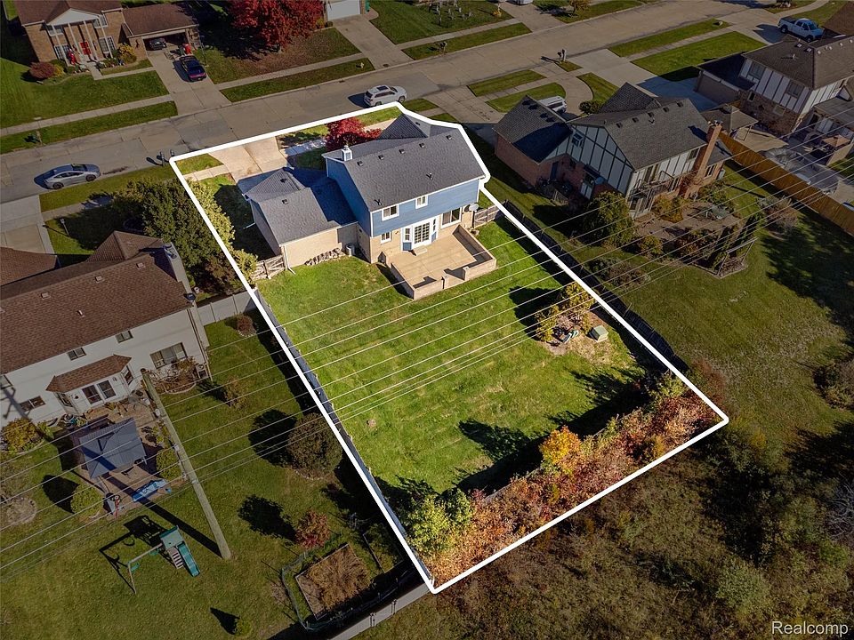 26668 Fairwood Dr, photo 4