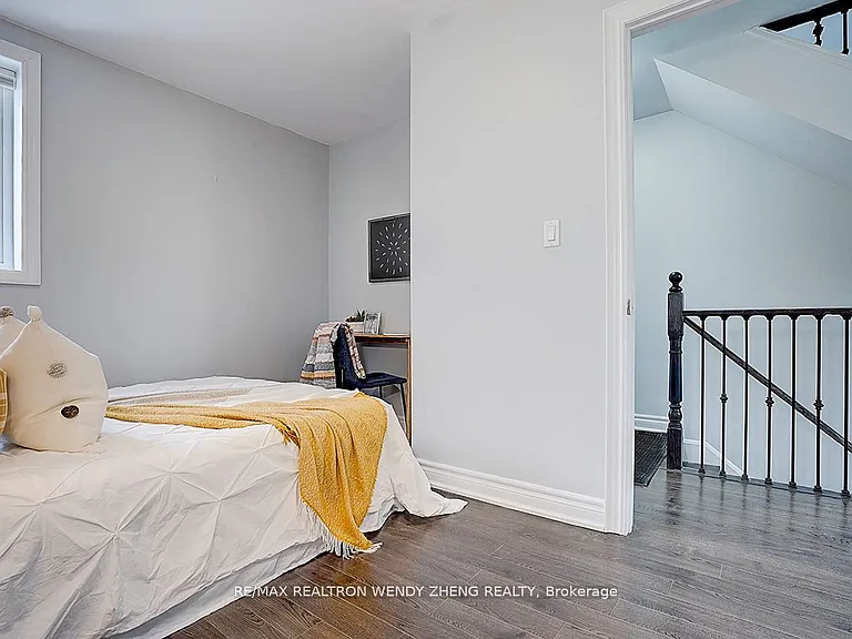 245 Montrose Ave #UPPER — Photo 8