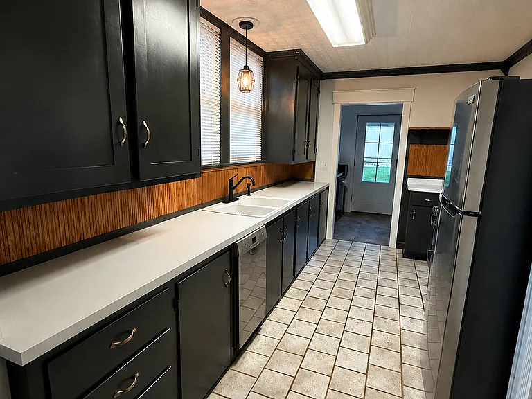 402 Whitney Ave — Photo 5