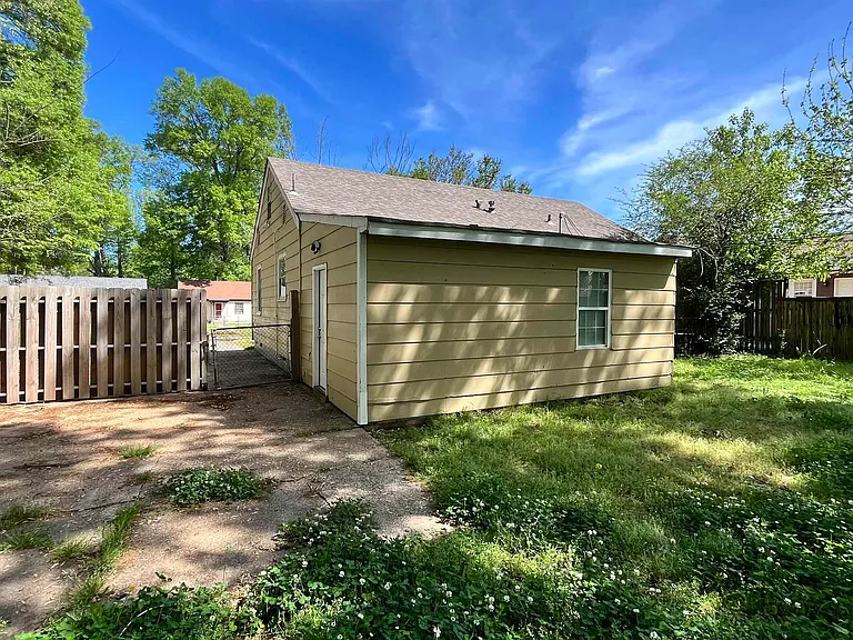 4011 N Victor Dr — Photo 15