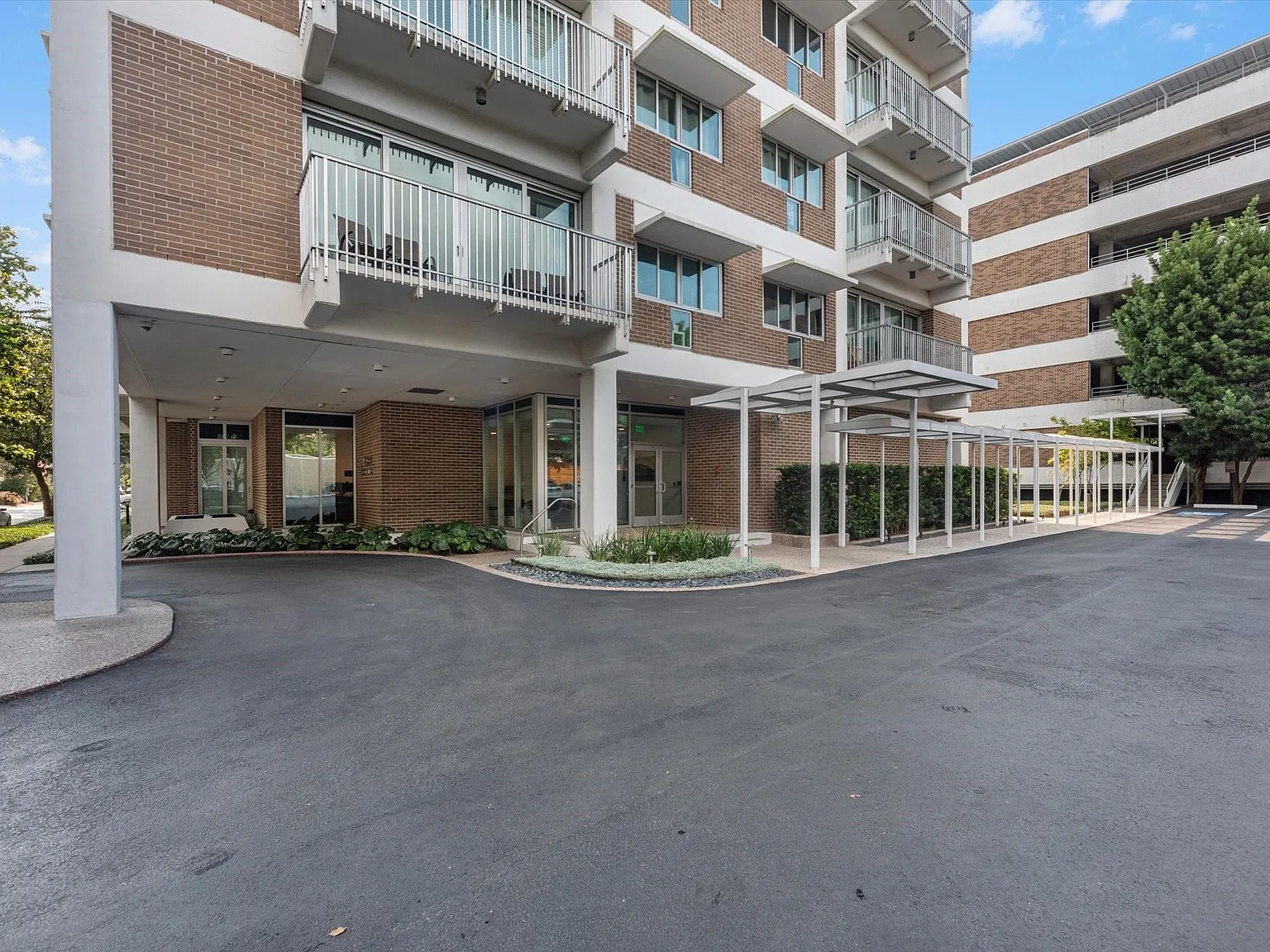 1 bed, 1.0 bath, 630 sqft, $1,800 — Photo 2