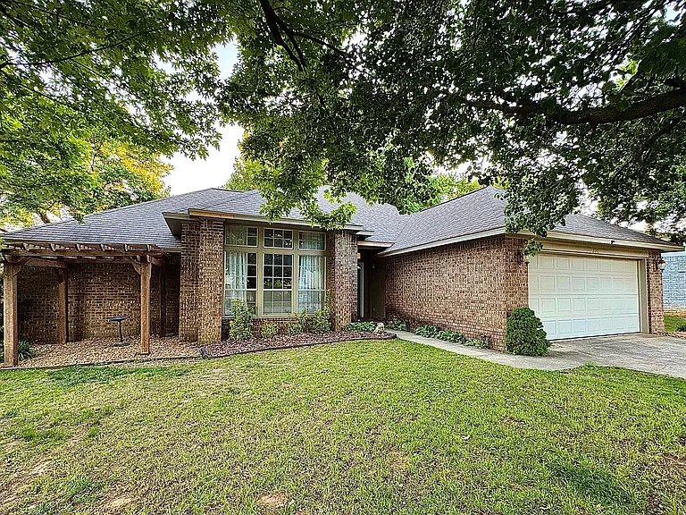 220 Bluff Dr — Photo 1
