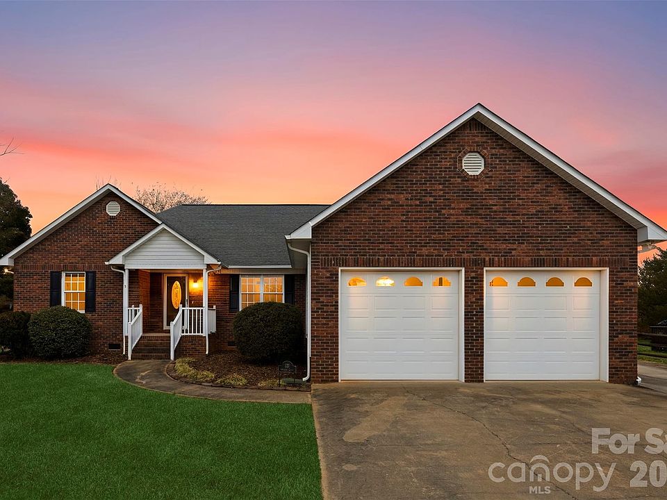1st image of 121 Gregory Ct