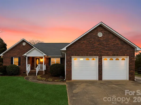 121 Gregory Ct, Mount Holly, NC 28120