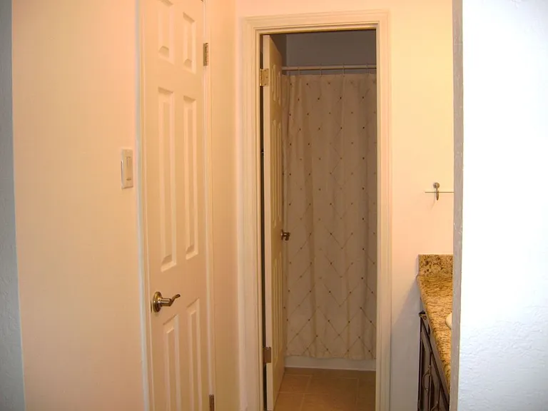 1714 Red Bud Ln — Photo 5