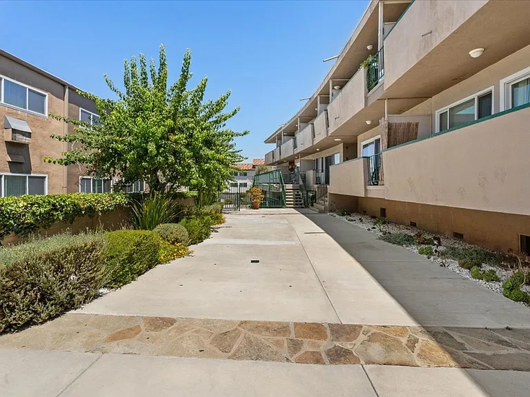 Encino Plaza Apartments — Photo 8