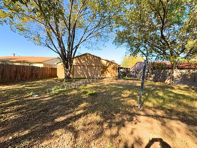 1233 Steinburg Ln — Photo 4
