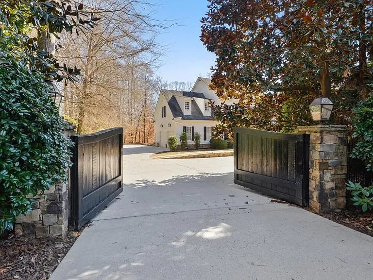 1124 Moores Mill Rd NW — Photo 2