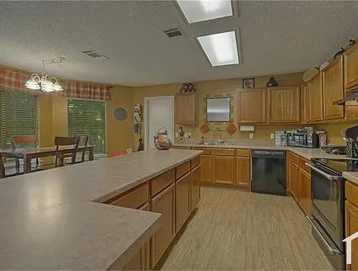 4 bed, 2526 sqft, $2,800 — Photo 3