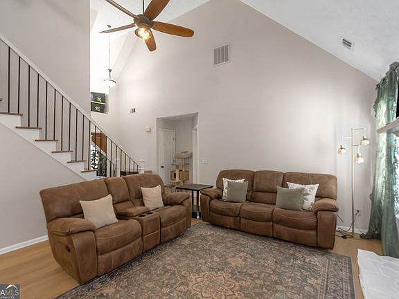 5th image of 926 Locust Rd