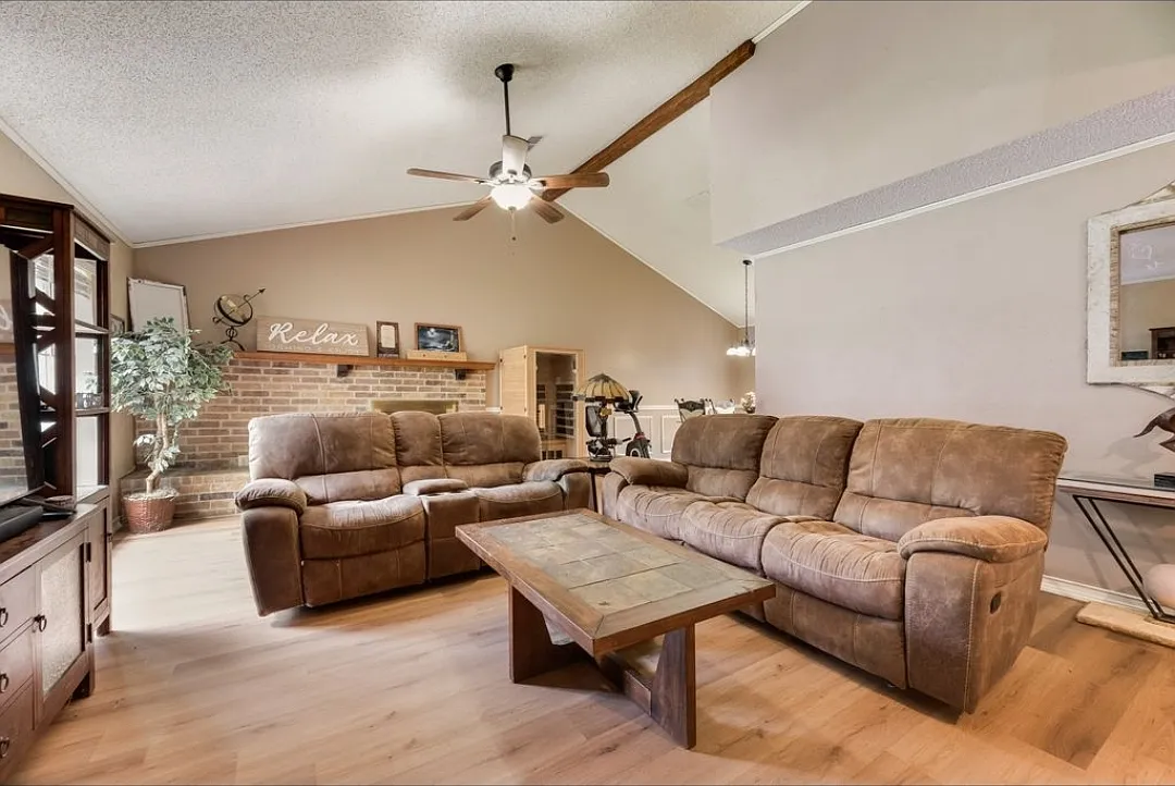 3 bed, 1837 sqft, $2,295 — Photo 3