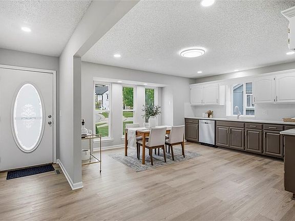 3rd image of 1245 Mockingbird Ln