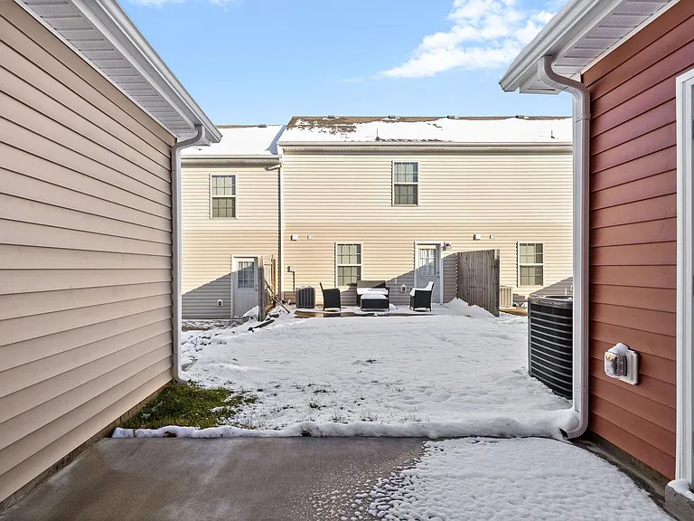 Stowe Ct — Photo 23