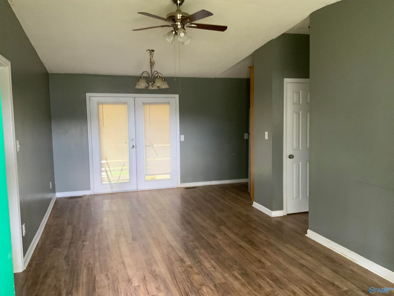 3 bed, 1.5 bath, 1000 sqft, $1,100 — Photo 2