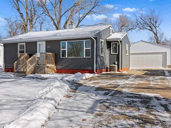 301 2nd Ave, Hiawatha, IA 52233