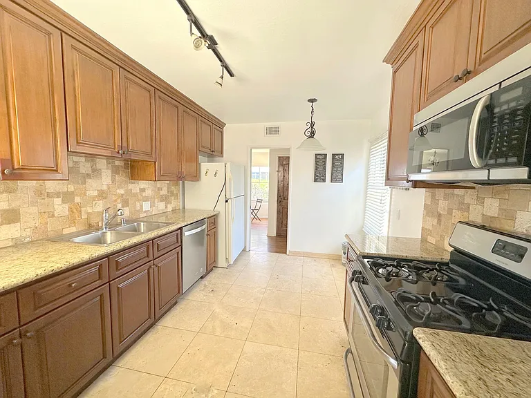 14722 Addison St — Photo 1