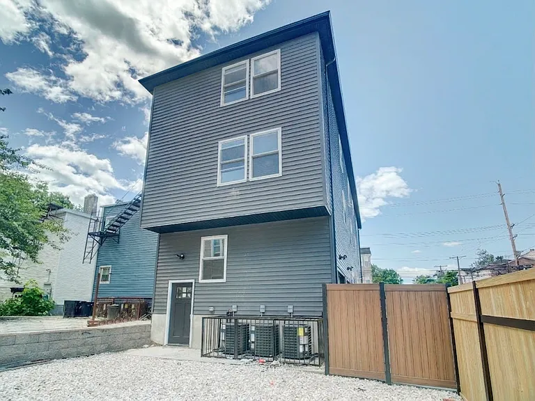 79 9th Ave #1 — Photo 2