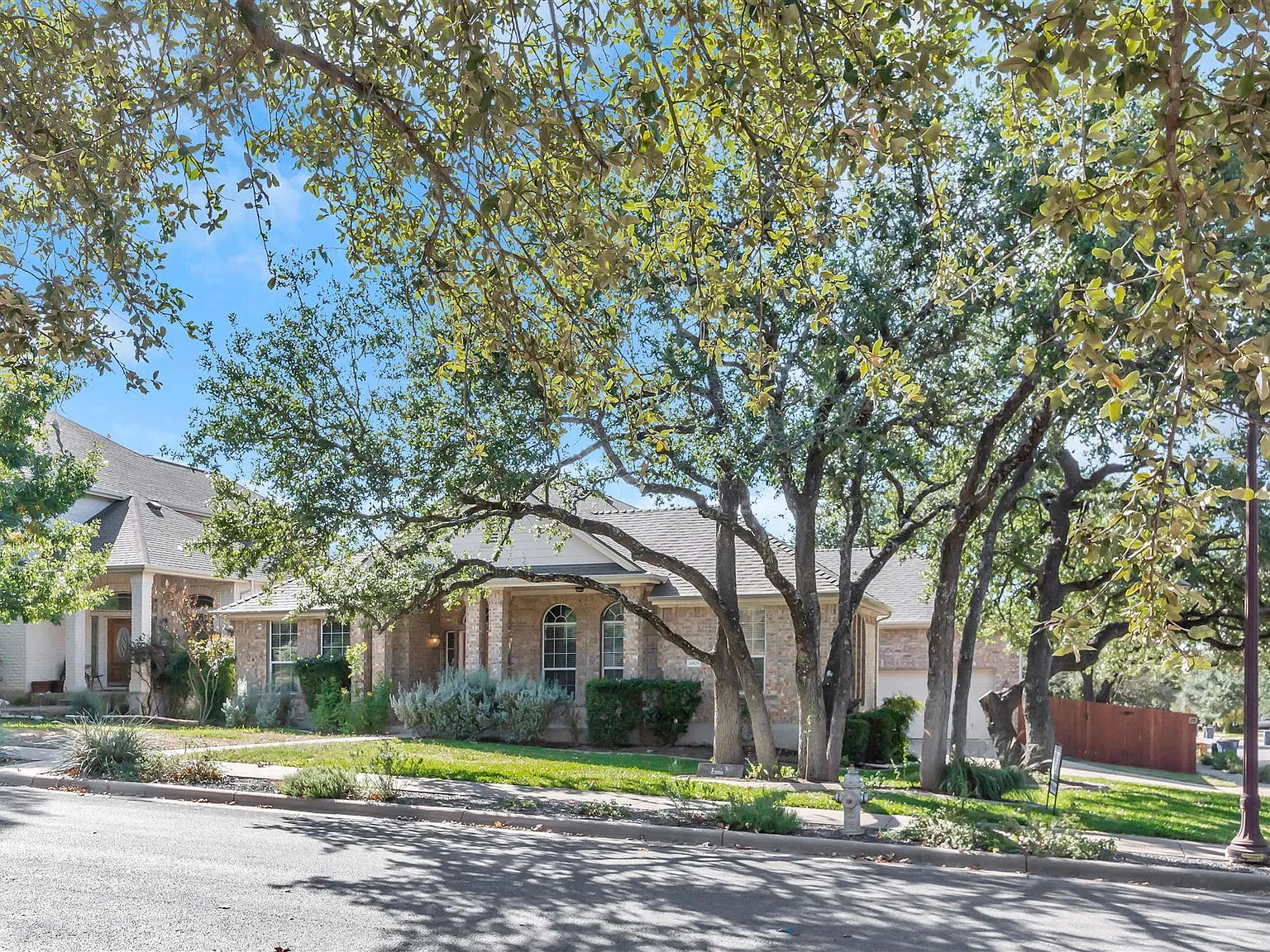 4 bed, 2.0 bath, 2707 sqft, $2,999 — Photo 2