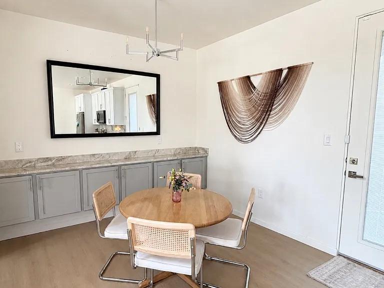 Dining and Buffet Ledge